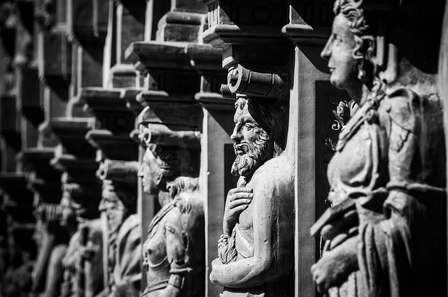 🌴 Ils découvrent une île déserte remplie de statues géantes inconnues