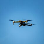📱 Ce smartphone pliable se transforme en drone de poche
