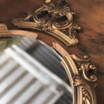 Un musée expose une œuvre qu’on ne peut voir qu’à travers un miroir